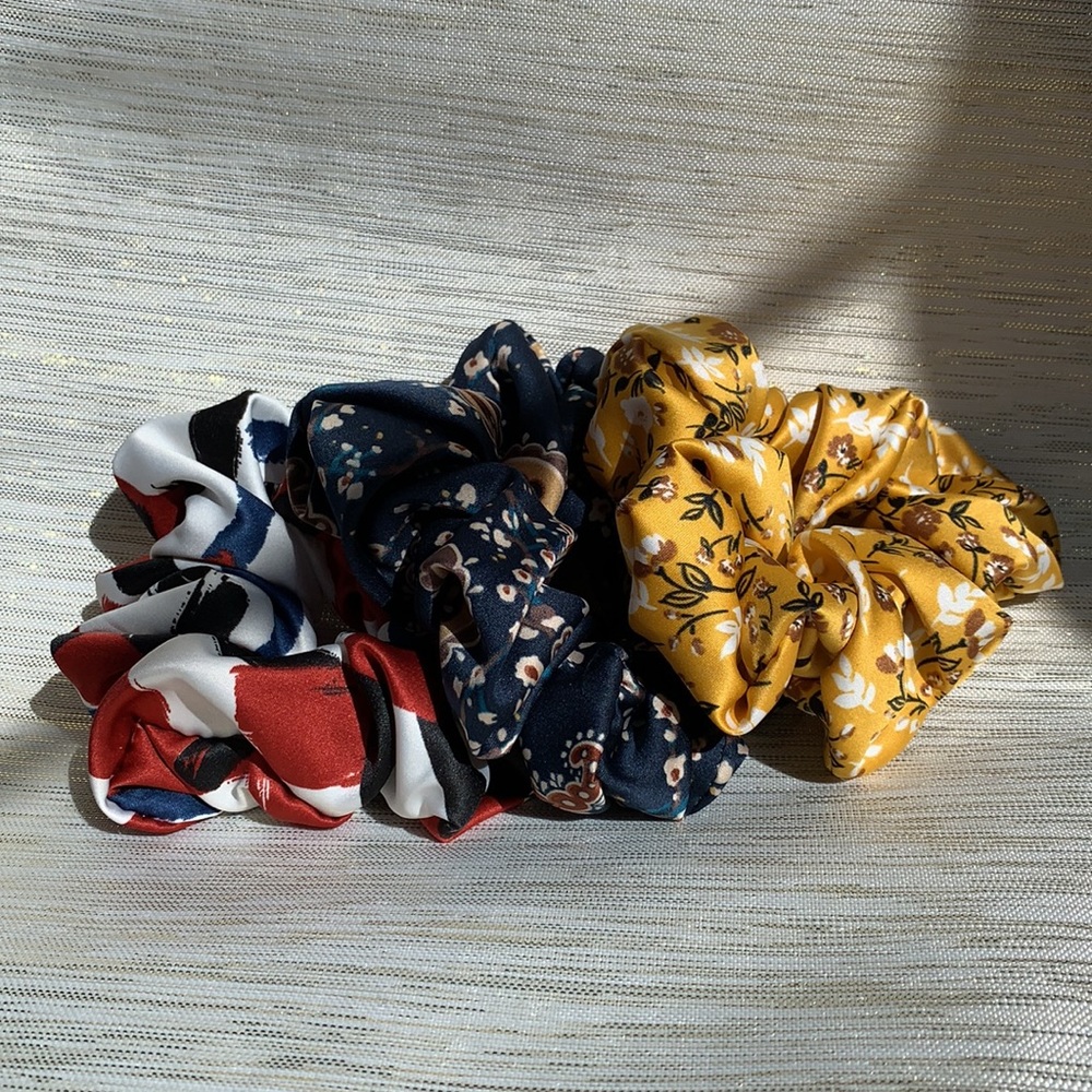 [SOLD OUT] 3 silk scrunchies set